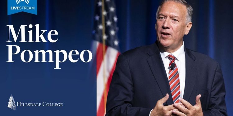 Cựu ngoại trưởng Mike Pompeo diễn thuyết tại trường đại học Hillsdale Colege. 