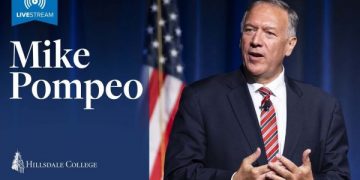 Cựu ngoại trưởng Mike Pompeo diễn thuyết tại trường đại học Hillsdale Colege. 